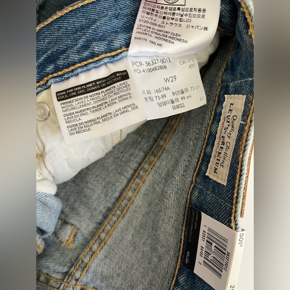 Levi’s | NWT 501 Original High Rise Distressed Denim Shorts - Picture 6 of 9